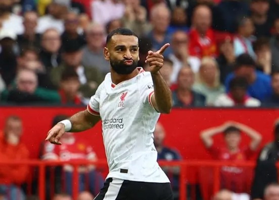 Mohamed Salah: Anh xứng đáng được ở lại! Trong bối cảnh Liverpool đang có một mùa giải vô cùng ấn tượng dưới triều đại mới của HLV Arne Slot, tài năng và tầm quan trọng của Salah càng trở nên rõ ràng hơn bao giờ hết. Với những màn trình diễn xuất sắc, cầu thủ người Ai Cập đã chứng minh rằng anh không chỉ là ngôi sao số một của đội bóng mà còn là biểu tượng của hy vọng cho fan hâm mộ The Kop. Thành công vượt trội của Liverpool trong mùa giải 2024/2025 Liverpool đã khởi đầu mùa giải này với phong độ ấn tượng, thể hiện sự vượt trội so với các đối thủ cạnh tranh. Họ không chỉ dẫn đầu Premier League mà còn tạo ra một dấu ấn mạnh mẽ tại Champions League. Tuy nhiên, thành công đó không thể thiếu sự góp mặt của Mohamed Salah. Sự trỗi dậy của Lữ đoàn đỏ Liverpool dưới sự dẫn dắt của Arne Slot đã tìm lại được bản sắc vốn có. Cụ thể, họ đã có một chuỗi thắng liên tiếp, đánh bại nhiều đối thủ mạnh như Manchester City và Arsenal. Điều này đã mang lại niềm tin lớn lao cho cả đội bóng và cổ động viên. Liverpool hiện đang chiếm vị trí thuận lợi trong cuộc đua giành chức vô địch. Sự phối hợp ăn ý giữa các cầu thủ chính là yếu tố then chốt giúp đội bóng vươn lên dẫn đầu. Các trận đấu đều thể hiện sức mạnh đồng đội và khả năng chiến thuật tuyệt vời từ ban huấn luyện. Vai trò của Mohamed Salah trong thành công chung Không thể phủ nhận rằng Mohamed Salah là một trong những nhân tố quan trọng nhất trong thành công của Liverpool. Anh không chỉ là một chân sút hàng đầu mà còn là một người kiến tạo xuất sắc. Với 13 bàn thắng và 11 pha kiến tạo sau 20 trận đấu, Salah đã chứng minh rằng mình vẫn giữ được phong độ đỉnh cao dù đã gần bước sang tuổi 33. Phong độ của Salah đã trở thành nguồn cảm hứng cho toàn đội. Những khoảnh khắc tỏa sáng của anh trên sân cỏ giúp Liverpool duy trì khoảng cách an toàn với các đội bám đuổi. Tinh thần thi đấu máu lửa và khát khao chiến thắng của Salah đã thúc đẩy cả đội tiến về phía trước. Mục tiêu lớn lao: Chiếc cúp vô địch Mùa giải năm nay không chỉ đơn thuần là việc cạnh tranh vị trí trên bảng xếp hạng. Đối với Salah và Liverpool, mục tiêu lớn nhất chính là chiếc cúp Premier League và Champions League. Salah đã từng trải qua những khoảnh khắc vinh quang cùng Liverpool và chắc chắn rằng anh không muốn kết thúc sự nghiệp của mình mà không có thêm danh hiệu nào. Tuy nhiên, để đạt được điều đó, Liverpool cần phải duy trì phong độ ổn định và tránh những sai lầm không đáng có. Đây chính là cơ hội để Salah tiếp tục khẳng định tài năng của mình và ghi tên mình vào lịch sử của câu lạc bộ. Câu chuyện hợp đồng và tương lai của Mohamed Salah Những thông điệp từ Mohamed Salah gần đây đã khiến người hâm mộ Liverpool không khỏi lo lắng về tình hình hợp đồng của anh. Dù đang có phong độ tốt, nhưng việc chưa nhận được đề nghị gia hạn từ ban lãnh đạo đã tạo ra nhiều câu hỏi. Kỳ vọng từ cả hai phía Salah đã cống hiến rất nhiều cho Liverpool kể từ khi gia nhập, và hiện tại, anh đang mong muốn có một bản hợp đồng xứng đáng với những gì mình đã làm. Những phát biểu của anh vừa qua đã phần nào cho thấy sự thất vọng khi không nhận được lời đề nghị từ BLĐ Liverpool. Từ góc nhìn của Salah, anh yêu mến CLB và người hâm mộ, vì vậy việc không có sự liên kết rõ ràng về tương lai khiến anh cảm thấy bất an. Điều này sẽ ảnh hưởng đến tâm lý thi đấu của anh trong suốt thời gian còn lại của mùa giải. Sức ép từ người hâm mộ Người hâm mộ Liverpool luôn mong muốn Salah sẽ tiếp tục gắn bó lâu dài với đội bóng. Họ coi anh như một phần không thể thiếu của Liverpool, và việc nghe tin đồn về khả năng ra đi của anh thực sự là một cú sốc. Những màn trình diễn tuyệt vời của Salah đã ghi dấu ấn sâu sắc trong trái tim người hâm mộ, và họ không muốn mất đi ngôi sao của mình. Có thể thấy, sức ép từ người hâm mộ không chỉ đến từ lòng yêu mến mà còn từ kỳ vọng về một tương lai tươi sáng hơn cho đội bóng. Salah hiểu rõ điều này, và điều đó càng thúc giục anh phải quyết định sớm về tương lai của mình. Tình thế khó khăn của ban lãnh đạo Ban lãnh đạo Liverpool cũng đang đứng trước tình thế khó khăn trong việc gia hạn hợp đồng với Salah. Mặc dù họ biết rõ tầm quan trọng của anh đối với đội bóng, nhưng vấn đề tài chính cũng cần được cân nhắc kỹ lưỡng. Salah hiện đang hưởng mức lương cao thứ ba tại Premier League, và việc gia hạn hợp đồng trong bối cảnh ngân sách cần được quản lý cẩn thận là một thách thức không nhỏ. Hơn nữa, Liverpool cũng cần chú ý đến các cầu thủ khác như Van Dijk và Alexander-Arnold, những người cũng đang ở trong tình trạng tương tự. Việc duy trì một cấu trúc lương hợp lý mà không ảnh hưởng đến động lực của các cầu thủ là một bài toán nan giải mà ban lãnh đạo cần giải quyết. Những khoảnh khắc đặc biệt của Mohamed Salah Trong hành trình của mình tại Liverpool, Mohamed Salah đã tạo dựng nên nhiều khoảnh khắc đáng nhớ, không chỉ cho riêng mình mà còn cho toàn đội bóng và người hâm mộ. Bàn thắng mang tính quyết định Một trong những khoảnh khắc ấn tượng nhất chính là những bàn thắng quyết định mà Salah ghi được trong các trận đấu quan trọng. Những lần tỏa sáng của anh không chỉ giúp Liverpool có điểm mà còn nâng cao tinh thần cho toàn đội. Salah luôn biết cách xuất hiện đúng lúc, khi mọi người cần anh nhất. Chiến thắng trước Southampton và Manchester City gần đây là ví dụ điển hình cho khả năng định đoạt trận đấu của Salah. Những pha lập công đáng nhớ đã chứng minh rằng anh luôn là cầu thủ mà Liverpool có thể dựa vào trong những lúc khó khăn. Tình cảm mãnh liệt với người hâm mộ Salah không chỉ nổi bật trên sân cỏ mà còn gây ấn tượng mạnh với người hâm mộ bằng tình cảm chân thành và khiêm nhường. Sau mỗi bàn thắng, những hành động ăn mừng của anh luôn thể hiện sự trân trọng dành cho người hâm mộ. Điều này giúp anh xây dựng mối quan hệ chất lượng với các Liverpudlians. Khán giả có thể thấy ánh mắt của Salah lấp lánh niềm vui khi họ cổ vũ cho anh. Những khoảnh khắc ấy đã tạo ra một kết nối sâu sắc giữa cầu thủ và người hâm mộ, điều mà không phải ai cũng dễ dàng đạt được. Di sản và tương lai tại Liverpool Nếu gắn bó lâu dài với Liverpool, Mohamed Salah chắc chắn sẽ để lại một di sản vĩ đại tại câu lạc bộ. Những kỷ lục mà anh thiết lập, những danh hiệu mà anh giúp đưa về sẽ trở thành một phần không thể thiếu trong lịch sử của The Kop. Tuy nhiên, để có thể viết tiếp câu chuyện đẹp đẽ ấy, Salah cần phải có những quyết định đúng đắn trong thời gian tới. Sự cam kết từ cả hai phía sẽ là nền móng vững chắc cho một tương lai tươi sáng. Kết luận Mohamed Salah: Anh xứng đáng được ở lại Liverpool không chỉ vì những đóng góp to lớn của mình mà còn bởi tinh thần và tình cảm mà anh dành cho câu lạc bộ và người hâm mộ. Với phong độ ấn tượng và khả năng tỏa sáng trong những khoảnh khắc quan trọng, Salah đang chứng minh rằng anh vẫn là một phần không thể thiếu của Liverpool. Việc duy trì một mối quan hệ bền vững giữa Salah và ban lãnh đạo Liverpool sẽ cần sự nỗ lực từ cả hai phía. Người hâm mộ hy vọng rằng Salah sẽ tiếp tục cống hiến cho Liverpool và xây dựng một tương lai đáng nhớ cùng đội bóng.